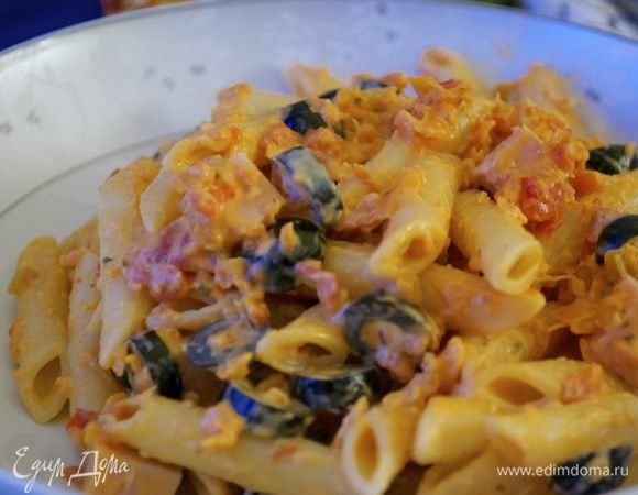 Выложить в глубокое блюдо, добавить оба соуса и все перемешать.  Подавать сразу же! 