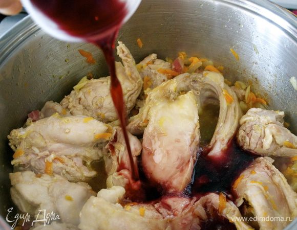 Выложить к овощам куски кролика... Дать немного обжариться со всех сторон. Влить вино и перемешать.  