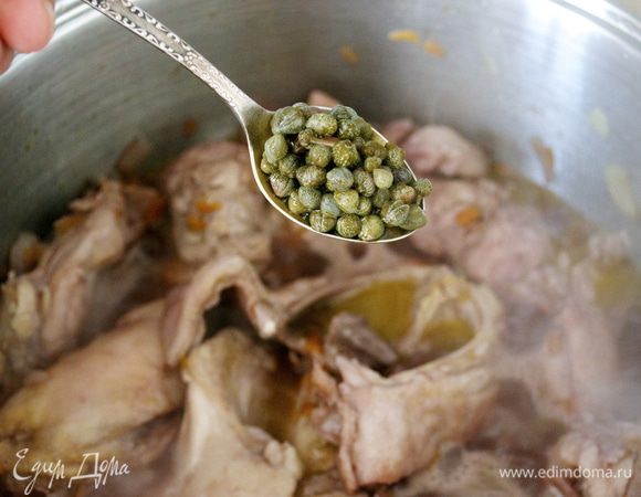 Добавить каперсы и ароматические травки, в моем случае розмарин и тимьян. Посолить и поперчить по вкусу.