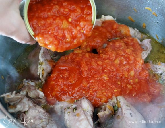 Выложить томатный соус (мякоть томатов) к мясу. Накрыть кастрюлю крышкой и тушить кролика в соусе около 2-х часов на небольшом огне... 