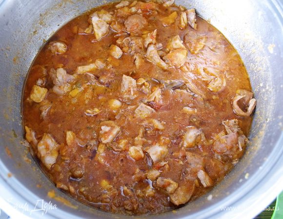 Выложить мясо обратно в соус и тушить оставшийся час под крышкой, время от времени перемешивая. В случае необходимости добавить еще немного воды или вина...