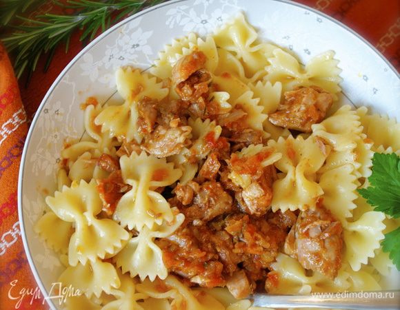 Разложить по тарелкам пасту и сверху выложить приготовленное рагу из кролика. 