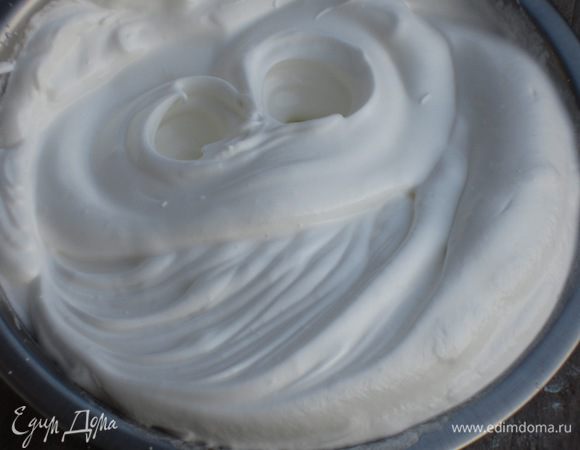 Миксером взбить белки с оставшимся сахаром до устойчивых пиков.