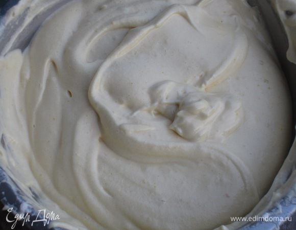 Аккуратными движениями снизу-вверх ввести белки в тесто.