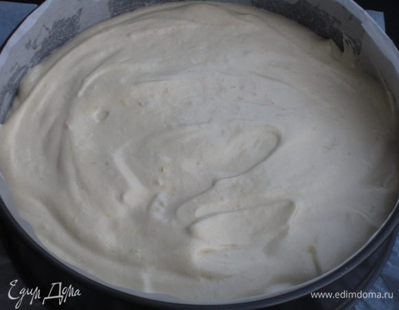 Выложить тесто в форму с пергаментом диаметром 24 см и выпекать в разогретой до 180 °С духовке 35 минут (до сухой шпажки).