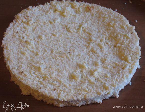 Из них вырезать 2 коржа диаметром 20 см.