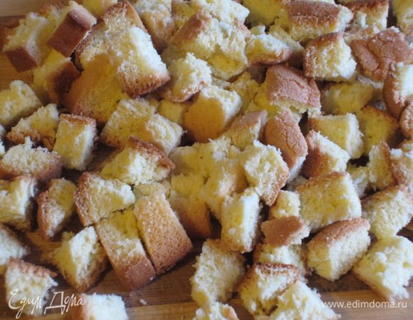 У оставшихся  обрезков бисквита срезать темную корку (я не срезала) и нарезать на полоски, а затем на маленькие кубики и отложить их на украшение.