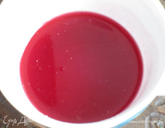 Готовить несколько минут до полного растворения сахара, затем cнять  с огня. Остудить, процедить через ситечко, добавить ликёр и перемешать.