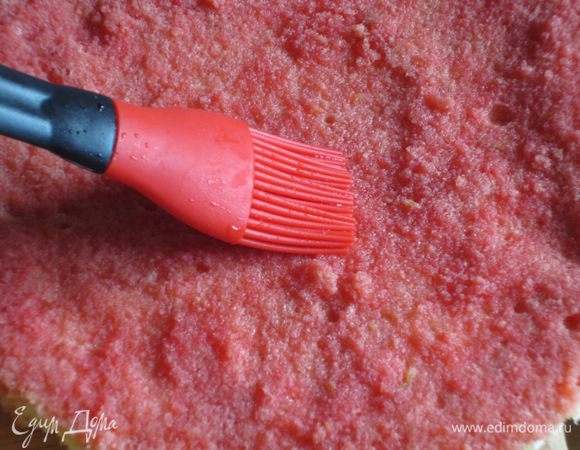 Пропитать коржи сиропом.