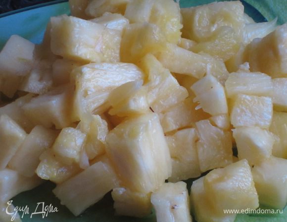Начинка из ананаса: ананас почистить и нарезать на маленькие кусочки.