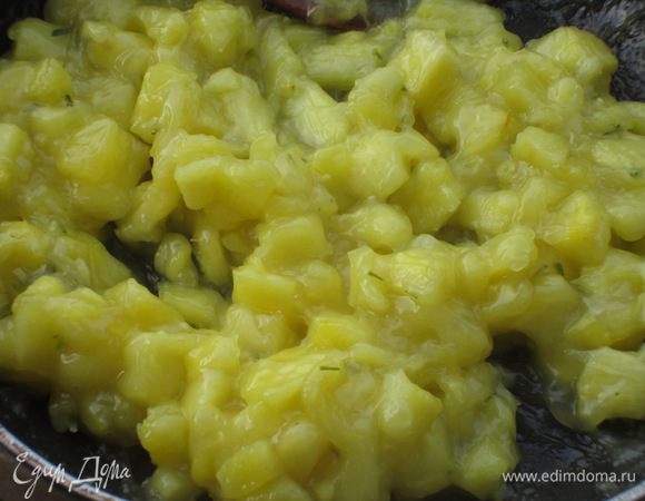 В сковороде или сотейнике соединить оливковое масло, ананас, сахар, измельченный розмарин, ванилин, крахмал, хорошо перемешать и поставить на огонь. Тушить на слабом огне около 10 минут. Остудить.