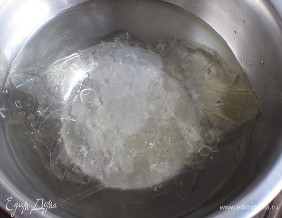 Баварский крем: желатин замочить в холодной воде на 5 минут.