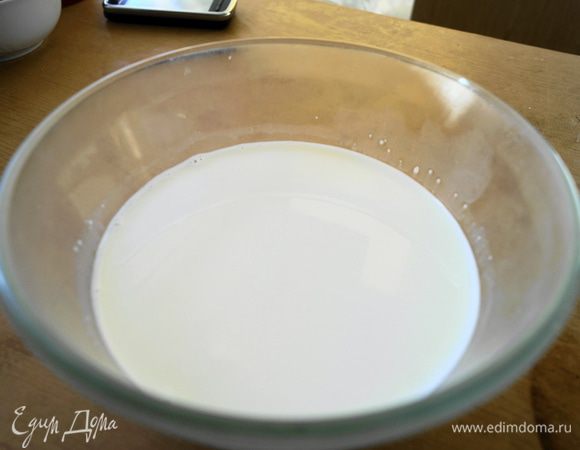Молоко немного подогреть, но не кипятить.