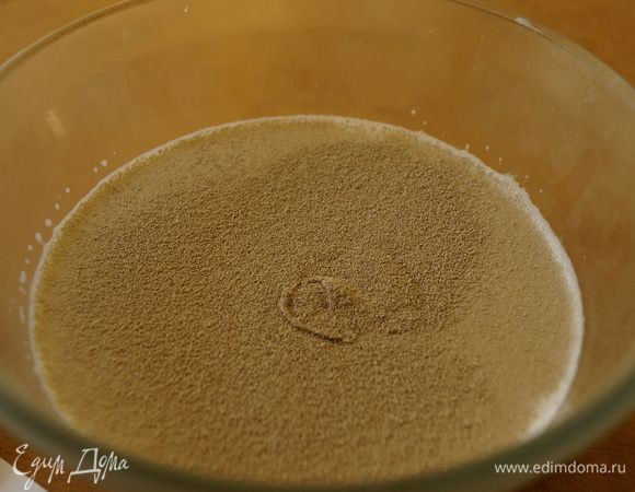 Добавить сахар, соль и дрожжи. Перемешать венчиком.