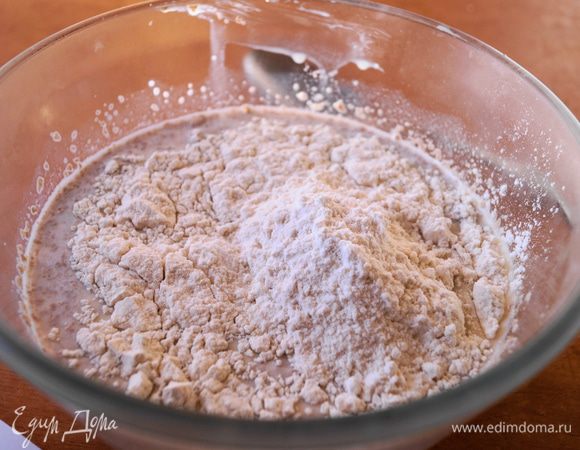 Прибавить 4 ст.л.муки, перемешать венчиком и накрыть полотенцем. Поставить в теплое место на 30 минут.