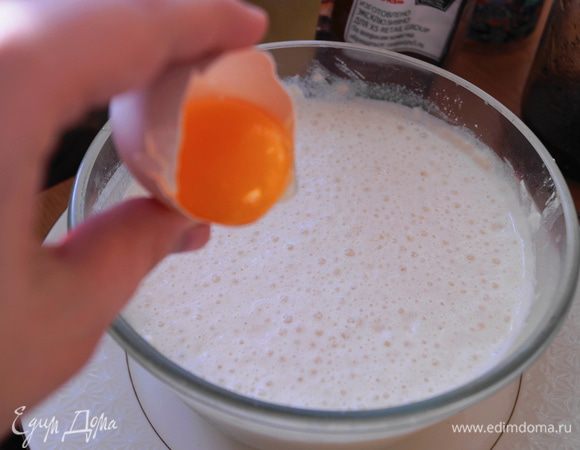 Яйца разделить на желтки и белки. Добавить желтки в тесто, перемешать.