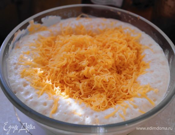 Сыр натереть на мелкой терке и добавить в тесто, снова перемешать.