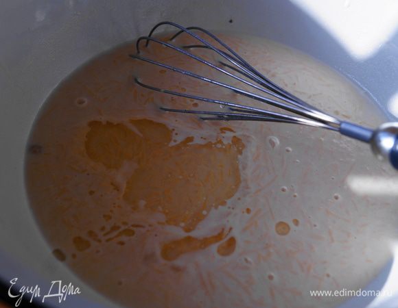 Прибавить растительное масло и взбить немного венчиком.