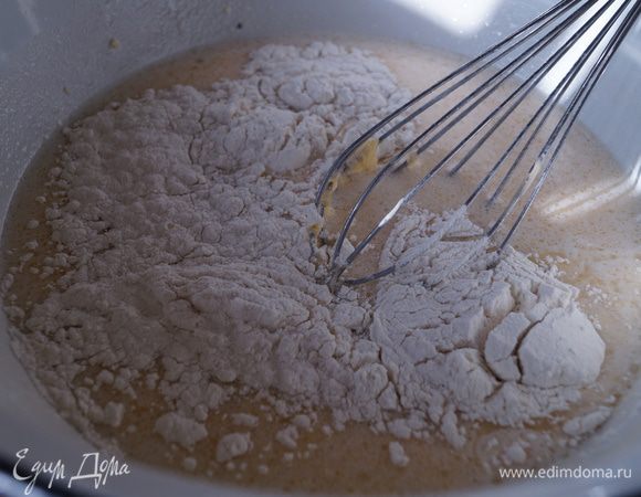 Добавить оставшуюся муку и взбить, так чтобы тесто получилось без комочков.