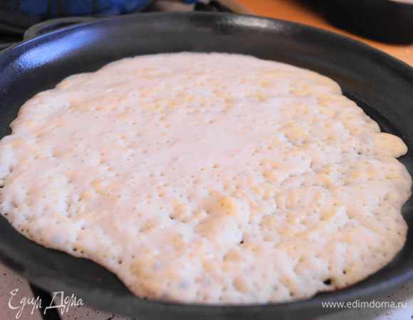 Сковороду для блинов раскалить и смазать маслом, выпечь блинчики с двух сторон.