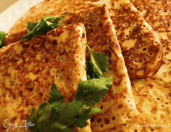 Подавать готовые блинчики со сметаной и зеленью. Приятного аппетита!!!