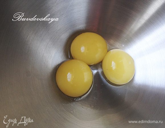 Приготовим сироп для заваривания желтков.  В кастрюлю с толстым дном насыпаем  75 г сахара, наливаем 20 мл воды, размешиваем  и начинаем нагревать. В это же время начинаем взбивать миксером желтки. Для того, чтобы желтки лучше взбивались, зачерпываем из еще тёплой смеси сахара и воды (пока сахар еще не растворился) 1 столовую ложку и добавляем в желтки. Желтки должны превратиться в светлую массу светлого, почти белого цвета. Чем лучше взбить желтки, тем меньше будет ощущаться яичный вкус. 