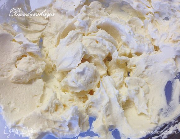 Маскарпоне немного взбить миксером.
