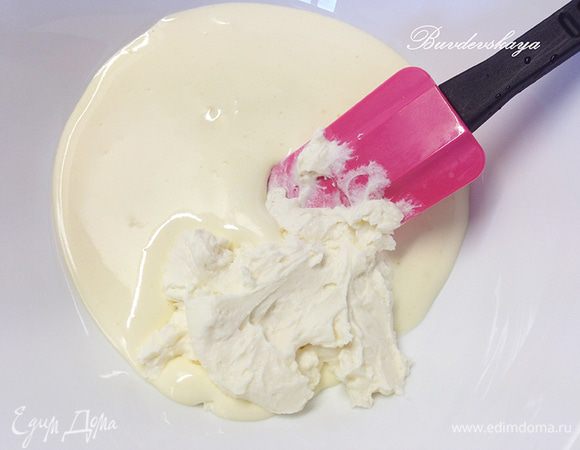 В желтковую массу аккуратно вмешать силиконовой лопаточкой маскарпоне.