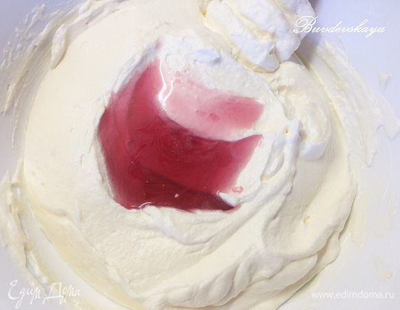 В желтково-сырную массу добавить взбитые сливки и аккуратно перемешать движениями снизу вверх. Добавить 3 ст.л. фиалкового сиропа и фиолетовый краситель (по желанию) и также аккуратно перемешать.
