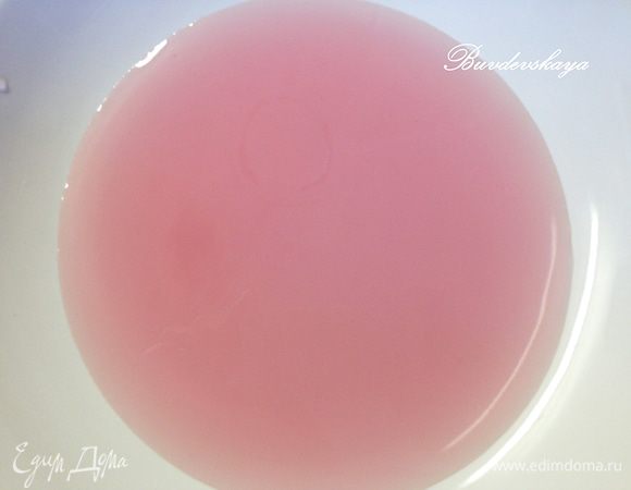 Готовим сироп. В миску налить  80 мл воды, добавить  4 ст.л. фиалкового сиропа, ароматизатор «ром» и перемешать. 