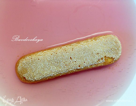 Обмакнуть печенье в сиропе с двух сторон.