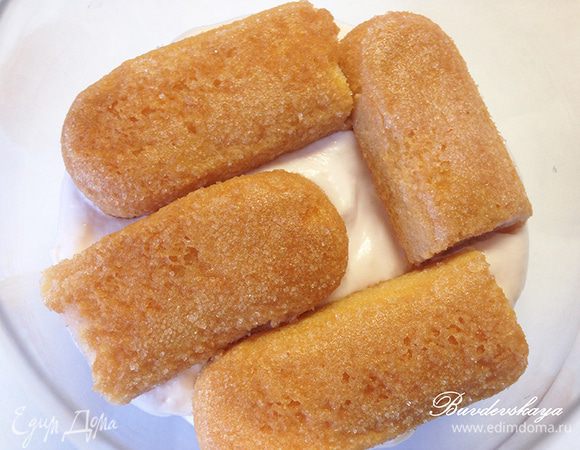 Разрезать печенье, пропитанное сиропом на кусочки  и выложить в креманки сверху на мусс.