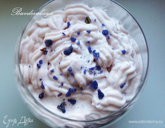 Сверху выложить оставшийся мусс и отправить креманки с Тирамису в холодильник минимум на 6 часов (лучше на ночь). Вынуть Тирамису из холодильника, сверху посыпать раскрошенными цветами фиалки и подавать на стол. ENJOY !