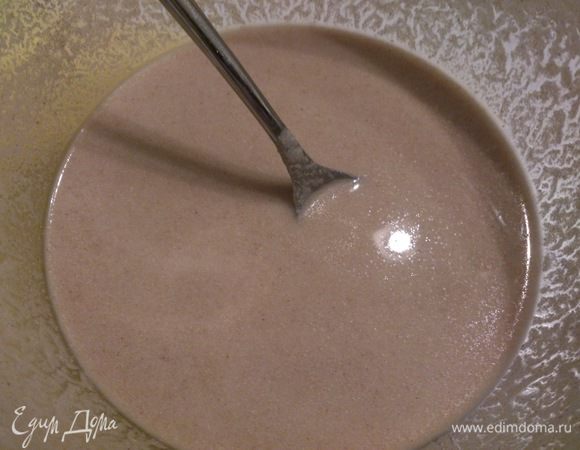 В воду добавить соль и размешать. Всыпать муку, смешивая венчиком. Поставить в холодильник на 24 часа.