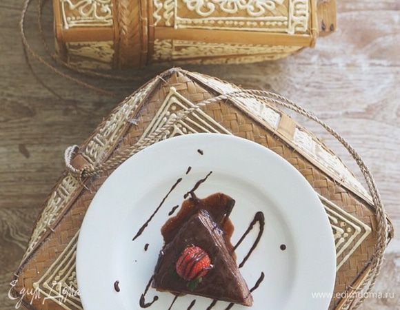 Украсить клубникой и шоколадной глазурью.