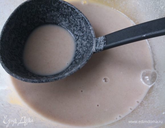 Перед выпечкой достать тесто из холодильника за 30 минут до выпечки и если оно сильно загустело, то добавить воды.