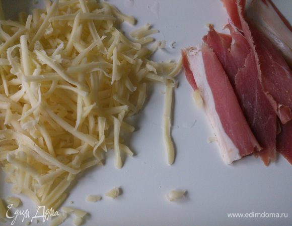 Сыр натереть на терке и нарезать ветчину тонкими полосками.