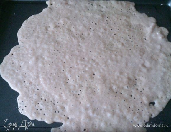 Сковороду хорошо разогреть, смазать немного растительным маслом.  Налить тесто и распределить по поверхности.