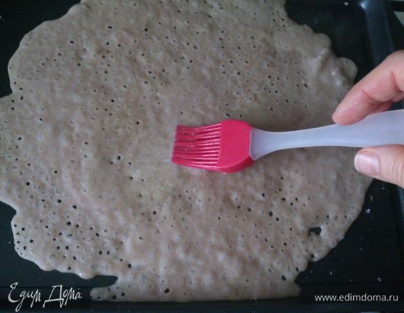 Сливочное масло растопить и смазать поверхность блинчика.