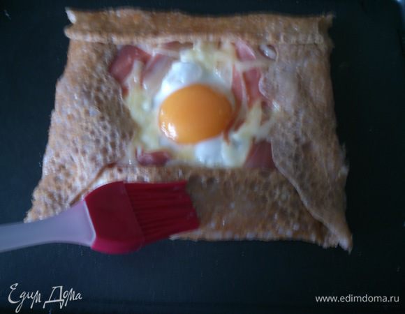 Завернуть края блинчика внутрь и смазать сливочным маслом. 