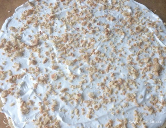 Сверху посыпать орехами.