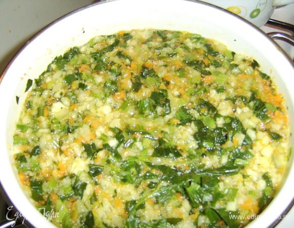 Добавить в суп ячменные хлопья. Обратите внимание: 1) хлопья при варке могут увеличится в 2 раза, и если мало бульона, то можно добавить немного молока в наш суп. 2) на упаковке с хлопьями указывается время приготовления, в моем случае это 20 мин, этого времени мне достаточно , чтобы все овощи, а самое главное сельдерей стали мягкими. 