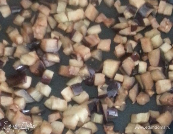 Баклажаны. Если я использую свежий баклажан, то нарезаю на кусочки, солю и отставляю на 1 час до выделения сока, потом сок убираю. Сегодня у меня замороженный, поэтому горчить он уже не будет. Обжариваю на сухой сковороде баклажаны.