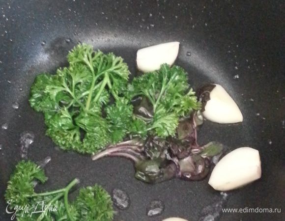 Параллельно с этим в основной емкости обжариваем на рафинированном растительном масле 2 дольки чеснока, несколько веточек петрушки и базилика. После того, как свой аромат они отдадут, мы их убираем.