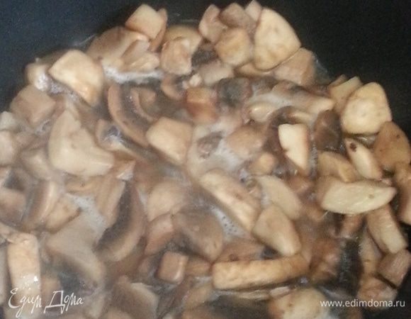 Свежие шампиньоны режем крупным кубиком, отправляем в основную емкость к ароматному маслу. Обжариваем, вернее тушим, до уменьшения их объема в 2 раза.