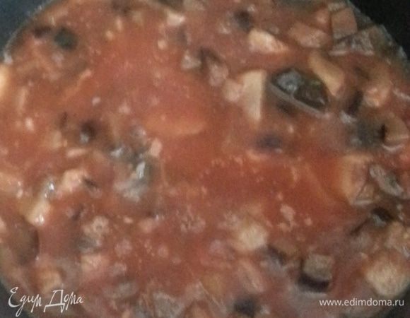 К шампиньонам отправляем обжаренный баклажан. Добавляем домашний кетчуп, летом я использую несколько домашних помидор, предварительно сняв с них шкурку. Посолить, добавить измельченный чеснок, мелко измельченные базилик и петрушку. К сожалению, мне приходится петрушку и базилик использовать после приготовления, потому что старший сын есть не будет, когда увидит травки в основном блюде. Тушим, в это время отвариваем фузилли.