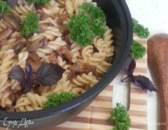 Отваренные фузилли добавляем к овощам, перемешиваем и сразу подаем на стол. Не забыв украсить свежей зеленью!