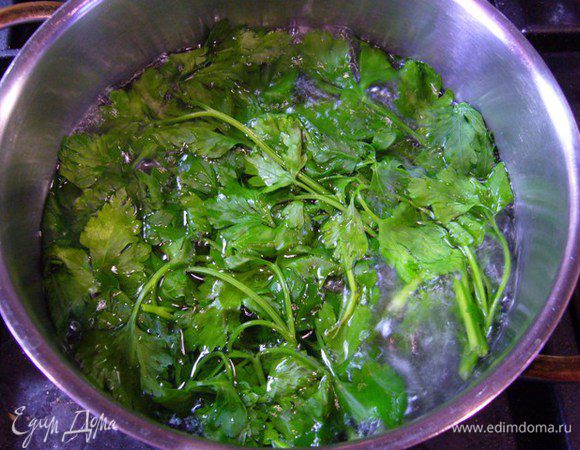 В кастрюльке вскипятить воду, опустить петрушку, бланшировать 2 минуты.
Воду слить, помесить петрушку в чашу с холодной водой, в которую добавлен лед (чтобы цвет сохранить).
Затем петрушку отжать, просушить бумажными полотенцами.
