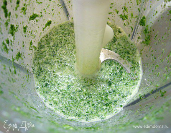 Взбить в блендере петрушку с молоком.
Добавить остальные ингредиенты, взбить еще раз.
Дать отдохнуть блинному тесту 30 мин.
