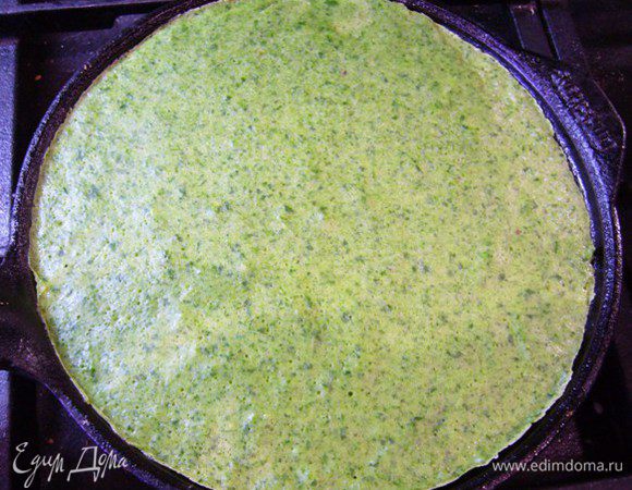 Прогреть сковородку, огонь уменьшить, влить тесто, распределить его по кругу (тесто довольно жидкое, текучее, нужно просто поворачивать сковородочку).
Печь блины только с одной стороны, до полного пропекания.
Поэтому блин с одной стороны остается гладким и зеленым.
Очень вкусно со сметанкой, рыбкой, икорочкой!
